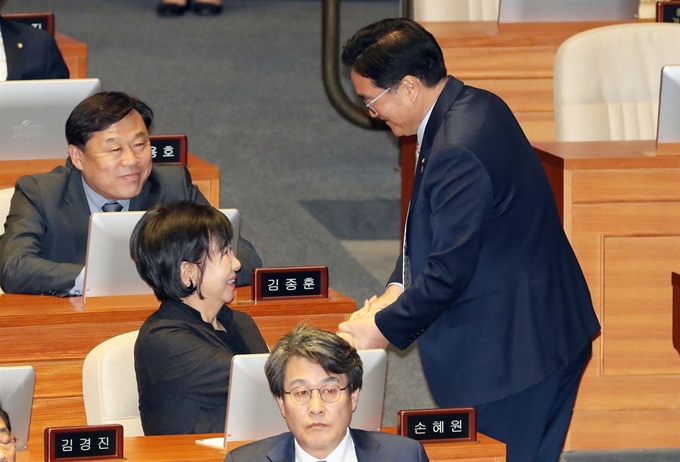 손혜원 무소속 의원이 7일 오후 서울 여의도 국회에서 열린 제367회 임시회 개회식 및 1차 본회의에서 더불어민주당 우원식 의원과 이야기를 나누고 있다. 뉴시스