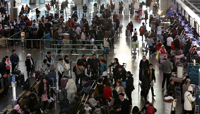 이용객들로 붐비는 인천국제공항 출국장. 뉴스1