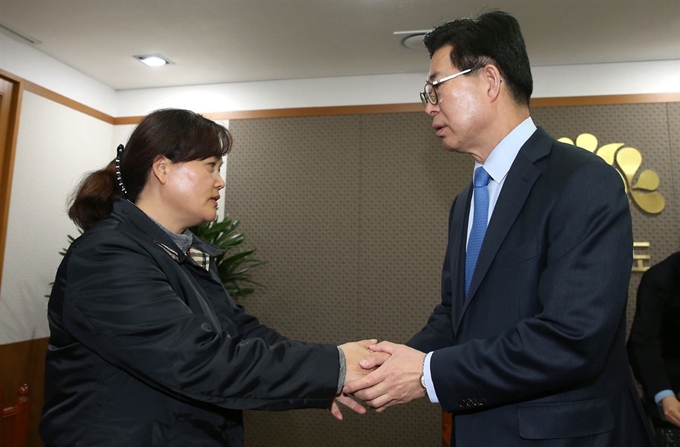 양승조(오른쪽) 충남지사가 7일 도청을 방문한 태안화력 근로자 고 김용균씨의 어머니 김미숙씨의 손을 잡고 위로하고 있다. 충남도 제공