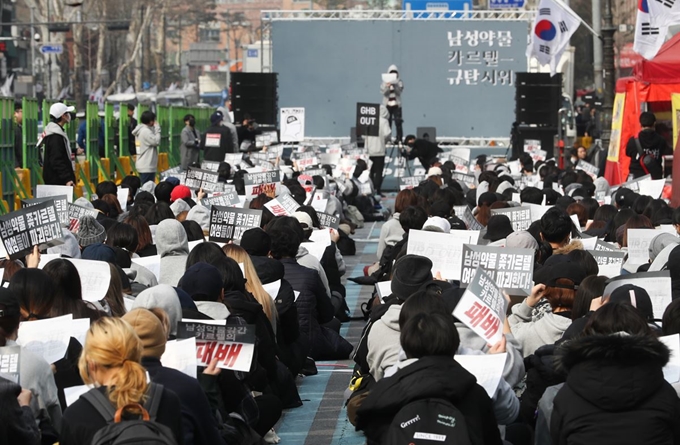 지난 2일 오후 서울 혜화역 일대에서 열린 ‘남성 약물 카르텔 규탄시위’에서 집회 참가자들이 약물을 이용한 성범죄를 비판하는 구호를 외치고 있다. 연합뉴스