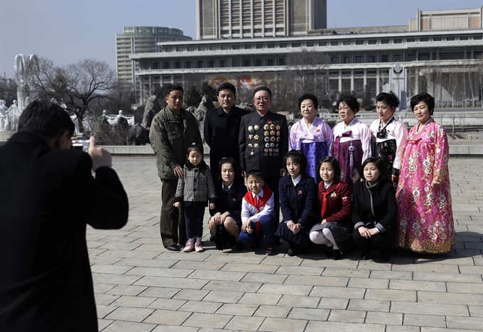 공휴일인 국제부녀절(세계여성의 날)을 맞아 8일 평양에서 한 가족이 나들이를 하며 기념사진을 찍고 있다. AP=연합뉴스