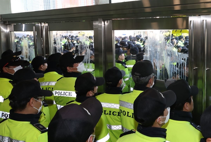 대우조선해양 민영화 본계약 체결식이 열린 8일 오후 서울 여의도 산업은행 본점 출입문에 현대중공업 매각에 반대하는 대우조선 노조원들이 던져 깨진 계란이 붙어 있다. 연합뉴스