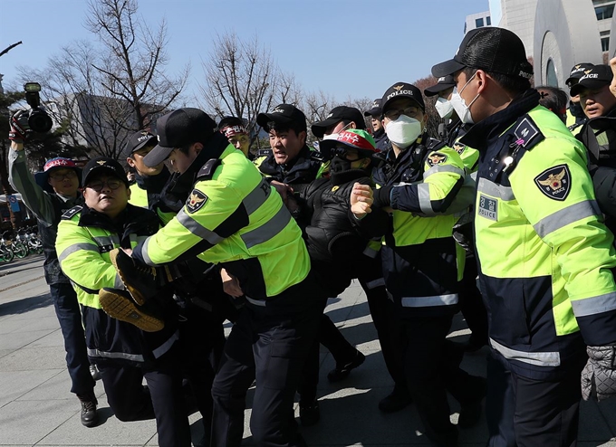 대우조선해양의 매각 본계약 쳬결식이 열린 8일 오후 서울 여의도 산업은행 앞에서 본관 진입을 시도하던 금속노조 대우조선지회 노동조합원이 경찰에게 연행되고 있다. 연합뉴스