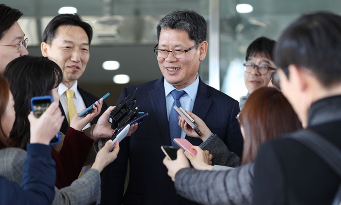 통일부 장관 후보자로 지명된 김연철 통일연구원장이 8일 오후 서울 종로구 남북회담본부에서 취재진의 질문에 답하고 있다. 연합뉴스