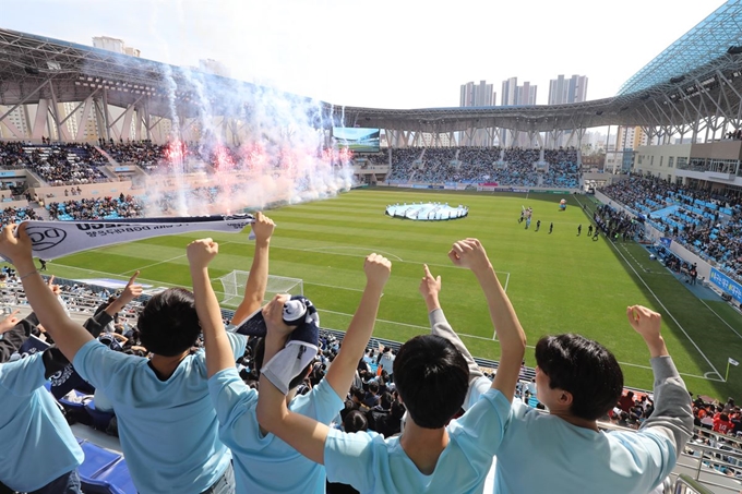 프로축구 대구FC팬들이 9일 오후 대구 북구 고성동에 새롭게 문을 연 축구전용구장 DGB대구은행파크에서 열린 ‘하나원큐 K리그1 2019’ 홈 개막전 축포를 보며 환호하고 있다. 대구=뉴스1