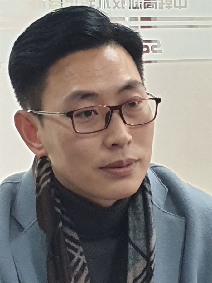 한국에 본사를 둔 무인 크레인 제작 업체 새텍(satec)의 지하이지아오 중국 부법인장. 김광수 특파원