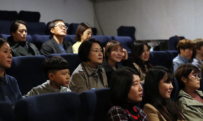 문재인 대통령 부인 김정숙 여사가 4일 오후 서울 서대문구 좋은영화관 ‘필름포럼’에서 영화 ‘칠곡가시나들’을 관람하고 있다. 청와대제공