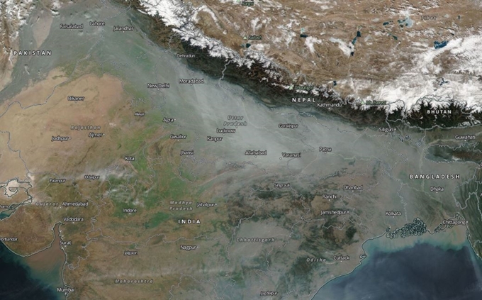 히말라야산맥과 힌두쿠시산맥으로 북쪽이 막힌 인도와 파키스탄 북부 지역이 짙은 회색 스모그로 뒤덮여있다. 이 위성사진은 2018년 12월 29일 촬영됐다. 나사월드뷰 캡처