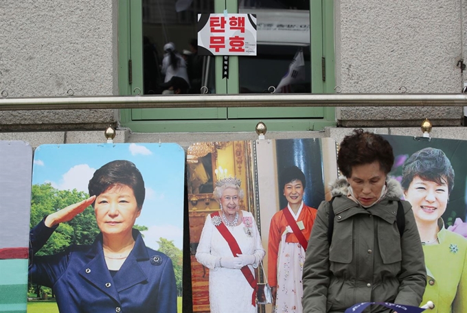 박근혜 전 대통령이 헌법재판소 탄핵심판에서 파면 선고를 받은 지 2년이 되는 날인 10일 오후 서울역 광장에서 '박근혜 대통령 무죄 석방 1천만 국민운동본부'가 박 전 대통령 석방을 요구하는 집회를 하고 있다. 연합뉴스