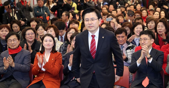 자유한국당 황교안 대표가 10일 오후 부산 해운대구 벡스코에서 열린 자유시민 정치박람회에서 당원들에게 강연을 위해 단상을 오르고 있다. 2019.3.10 부산=연합뉴스