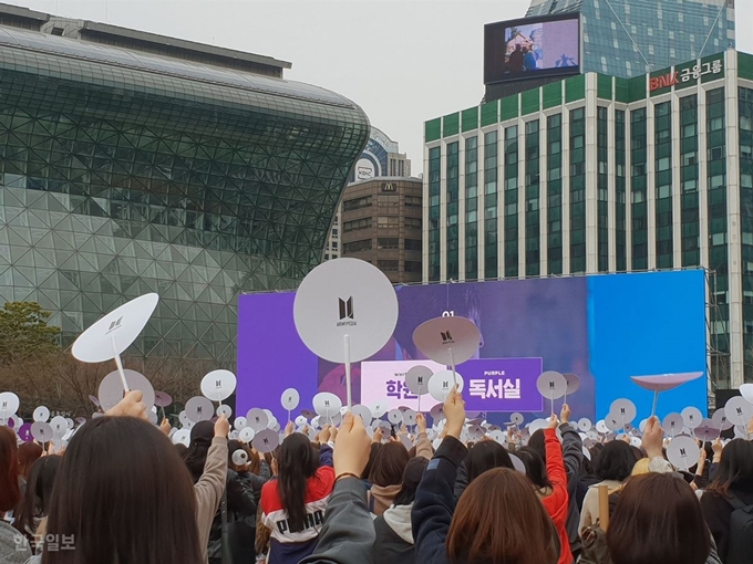 아이돌그룹 방탄소년단 팬들이 10일 오후 서울 중구 시청광장에 모려 방탄소년단 관련 퀴즈를 풀고 있다. 양승준 기자