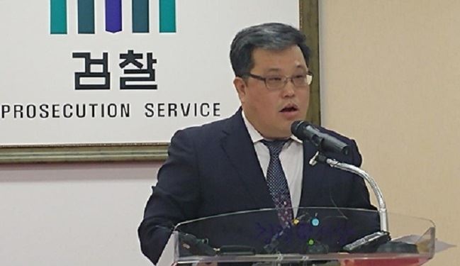 이선봉 군산지청장이 전 유도선수 신유용씨 성폭행 사건에 대해 브리핑을 하고 있다. 연합뉴스