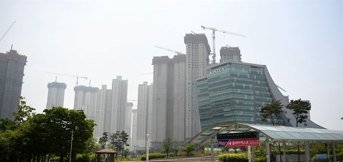 경기 고양시 일산서구 킨텍스 인근의 지원부지에 막바지 공사가 한창인 고층 오피스텔이 빼곡하게 들어서 있다. 독자 제공