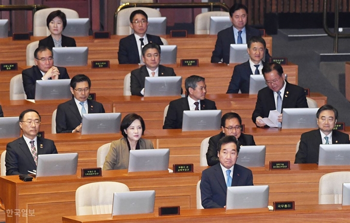 11일 오전 국회 본회의장에서 참석한 이낙연 국무총리를 비롯한 국무위원들이 홍영표 원내대표의 연설을 지켜보고 있다. 오대근기자