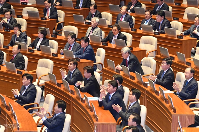 홍영표 원내대표가 교섭단체 대표연설을 마치자 자유한국당 의원들을 제외한 더불어민주당 의원들만 박수치고 있다. 오대근기자