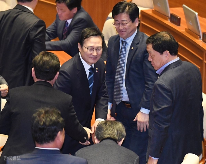 홍영표 원내대표가 11일 오전 국회 본회의장에서 교섭단체 대표연설을 마치고 소속의원들의 인사를 받고 있다. 오대근기자