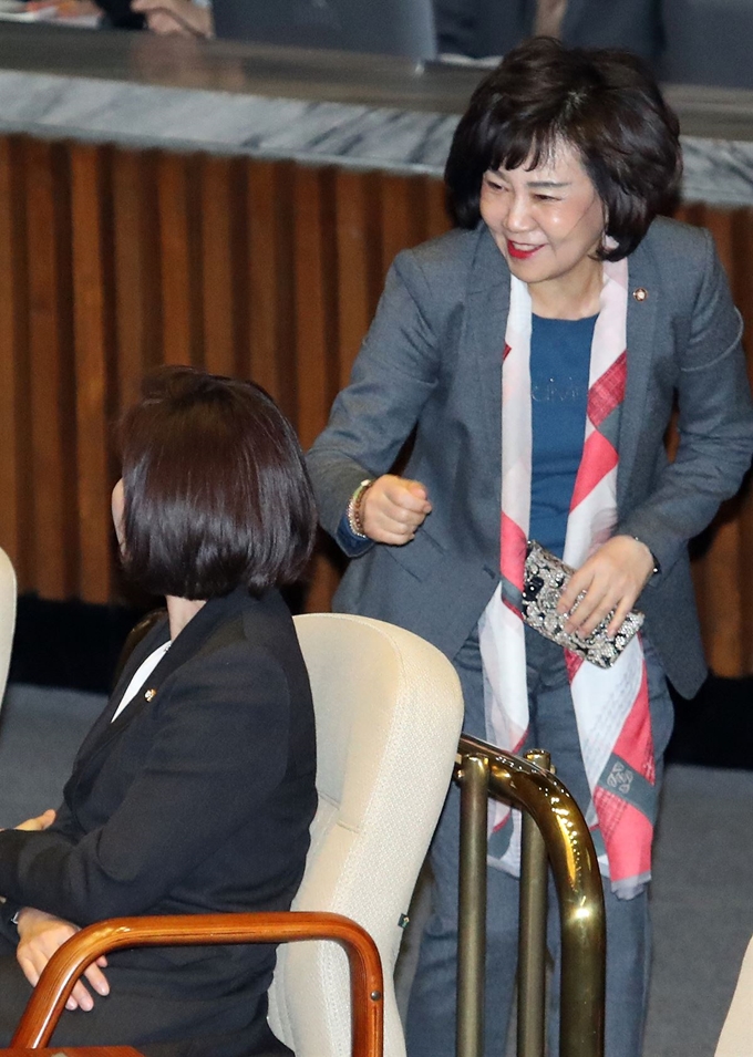 김순례 자유한국당 최고위원이 11일 국회 본회의장에서 나경원 원내대표와 인사를 나누고 있다. 뉴스1