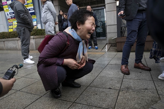 전두환 씨의 사자명예훼손 혐의와 관련한 형사재판이 열린 11일 오후 광주지방법원에서 한 시민이 전 씨가 재판을 마치고 떠나자 울부짖고 있다. 광주=심현철 기자