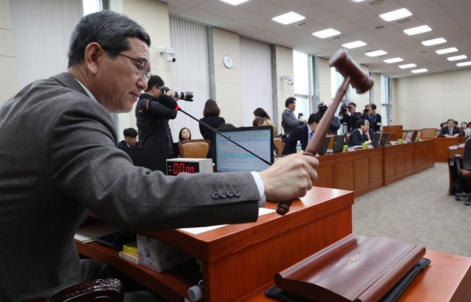 11일 국회에서 김학용 위원장 주재로 환경노동위원회 전체회의가 열리고 있다. 연합뉴스