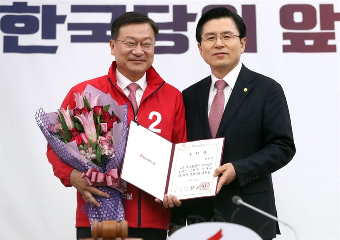 황교안 자유한국당 대표가 11일 오후 경남 창원시 의창구 자유한국당 경상남도당에서 4·3 보궐선거 통영·고성 정점식(왼쪽) 후보에게 공천장을 수여하고 있다. 창원=연합뉴스