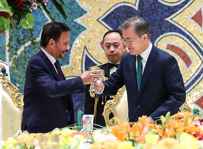 브루나이를 국빈 방문 중인 문재인 대통령이 11일 오후 브루나이 왕궁에서 열린 만찬에서 하사날 볼키아 국왕과 건배하고 있다. 반다르스리브가완(브루나이)=연합뉴스