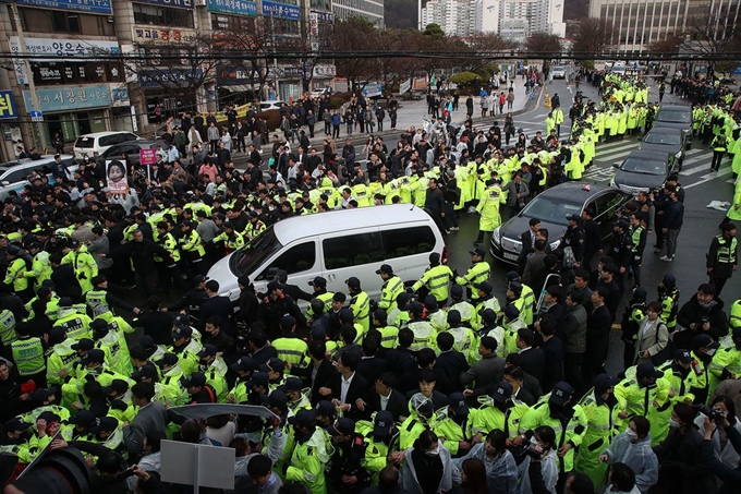 전두환 전 대통령이 5·18 민주화운동 관련 피고인으로 11일 광주지방법원에서 재판을 마치고 법원을 나서자 광주 시민들이 차량 행렬을 막아서고 있다. 연합뉴스