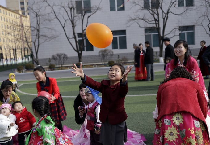 10일 북한 최고인민회의 대의원 선거가 열린 가운데, 평양 어린이들이 풍선놀이를 하고 있는 장면이 포착됐다. 유엔 대북제재위는 이번주 안에 북한의 불법환적 등 제재 위반 사례 보고서를 안보리에 제출할 계획이라고 알려졌다. 평양=AP 연합뉴스