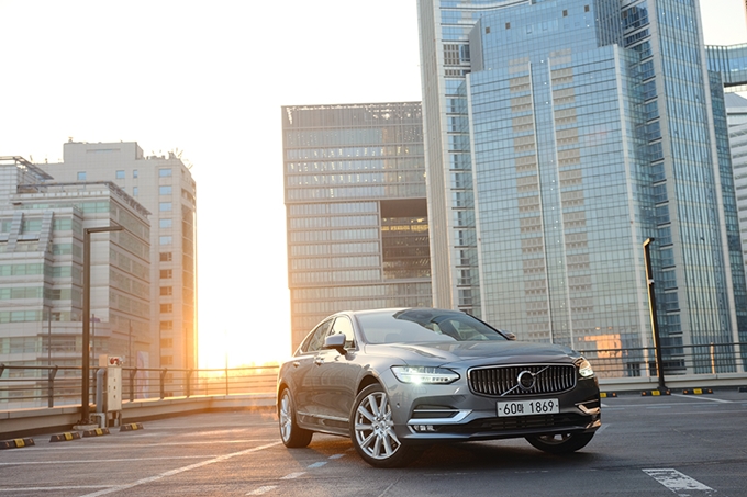 2019 볼보 S90 T5는 여전히 매력적인 '올라운더'였다.