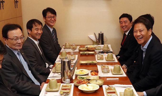 이해찬 더불어민주당 대표(맨 왼쪽)가 7일 서울 여의도의 음식점에서 임종석 전 비서실장, 윤영찬 전 국민소통수석, 권혁기 전 춘추관장, 한병도 전 정무수석 등 청와대 1기 참모진과 만찬을 하고 있다. 연합뉴스