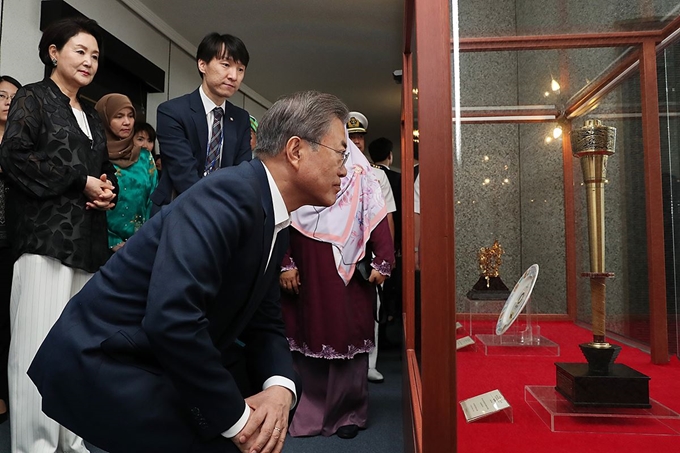 브루나이를 국빈 방문 중인 문재인 대통령이 11일 한-브루나이 정상회담을 마치고 브루나이 역대 왕실 역사와 유품 등이 전시돼 있는 로얄 레갈리아 박물관을 찾아 노태우 전 대통령의 브루나이 방문 당시 선물한 88올림픽 성화모형을 살펴보고 있다. 청와대 제공