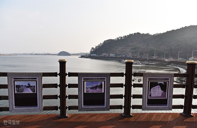 망덕포구 섬진강 자전거길 쉼터에 ‘윤동주-세상 밖으로’라는 제목으로 그의 일대기를 전시해 놓았다.