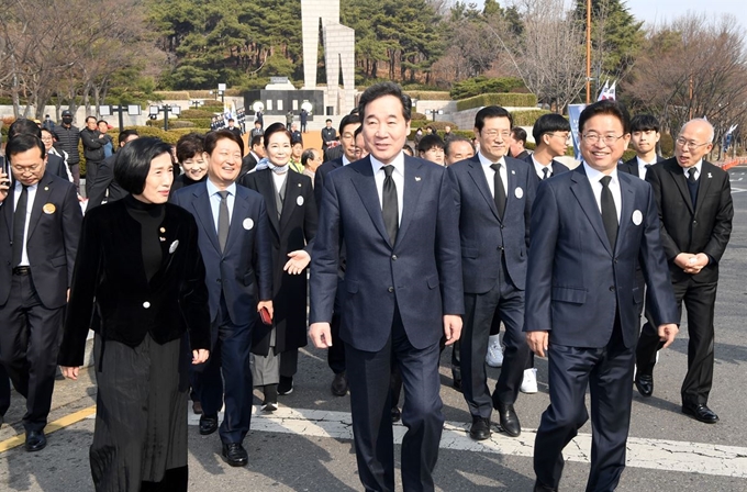 이낙연(가운데) 국무총리와 권영진 대구시장 등이 지난달 28일 대구 달서구 두류공원 내 2ㆍ28 민주운동기념탑에서 참배를 마치고 걸어나오고 있다. 경북도 제공