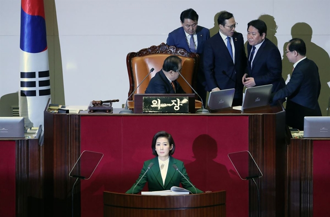 자유한국당 나경원 원내대표가 12일 오전 국회 본회의장에서 교섭단체 대표연설을 하던 중 정부가 북한의 대변인이라는 식의 발언을 하자 더불어민주당 홍영표 원내대표(뒷줄 가운데)가 국회의장석으로 나가 강하게 항의하고 있다. 연합뉴스