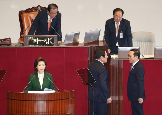 자유한국당 나경원 원내대표가 12일 오전 국회 본회의장에서 교섭단체 대표연설을 하던 중 정부가 북한의 대변인이라는 식의 발언을 하자 더불어민주당 홍영표 원내대표(오른쪽)가 단상으로 나가 강하게 항의하고 있다. 홍 원내대표와 마주선 이는 자유한국당 정양석 원내수석부대표. 연합뉴스