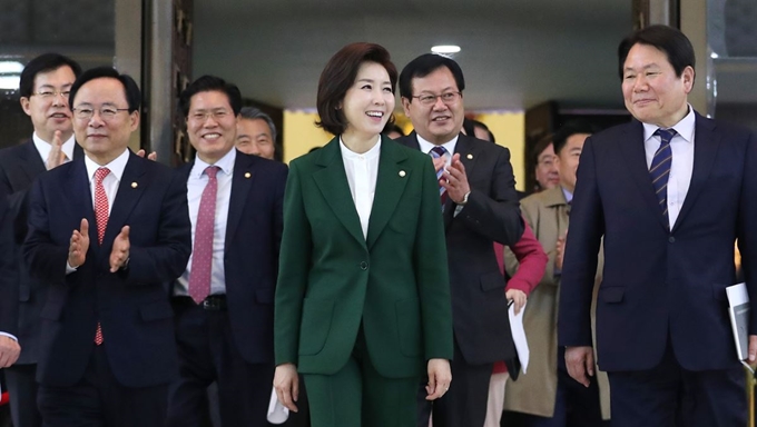 자유한국당 나경원 원내대표(가운데)가 12일 오전 국회 본회의장에서 열린 교섭단체 대표연설을 마치고 나오며 미소짓고 있다. 연합뉴스