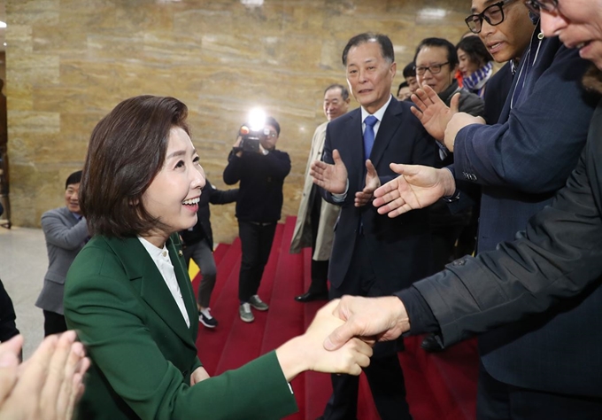 자유한국당 나경원 원내대표(왼쪽)가 12일 오전 국회 본회의장에서 열린 교섭단체 대표연설을 마친 뒤 로텐더 홀에서 지지자들과 인사하고 있다. 연합뉴스