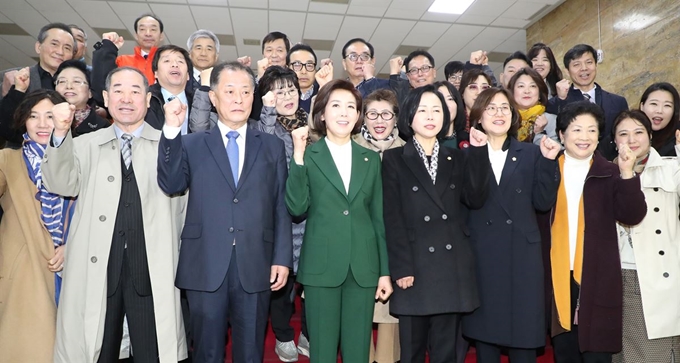 자유한국당 나경원 원내대표(왼쪽)가 12일 오전 국회 본회의장에서 열린 교섭단체 대표연설을 마친 뒤 로텐더 홀에서 지지자들과 파이팅 하고 있다. 연합뉴스