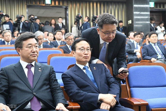 일 국회 본회의장에서 나경원 원내대표의 교섭단체 대표연설을 문제 삼으며 더불어민주당 의원총회가 열리고 있다. 오대근 기자