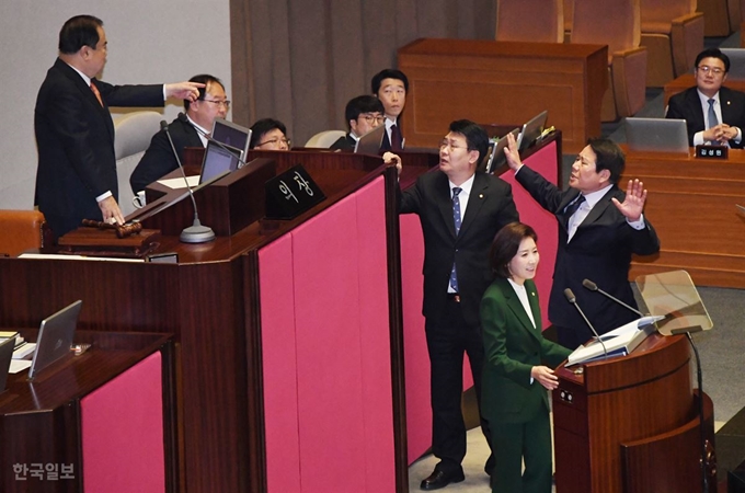 ’김정은의 대변인’ 발언에 대해 더불어민주당 의원들이 항의가 이어지자 자유한국당 정용기 정책위의장이 문의장에게 중지를 요청하고 있다. 오대근기자