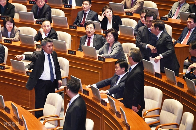 자유한국당 나경원 원내대표가 12일 오전 국회 본회의장에서 교섭단체 대표연설을 하던 중 여야 의원들이 설전을 벌이고 있다. 오대근기자