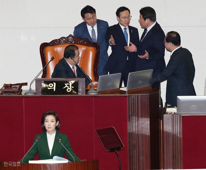 나경원 원내대표의 발언으로 연설이 중단되자 더불어민주당 홍영표 원내대표가 단상으로 나가 강하게 항의하고 있다. 오대근기자