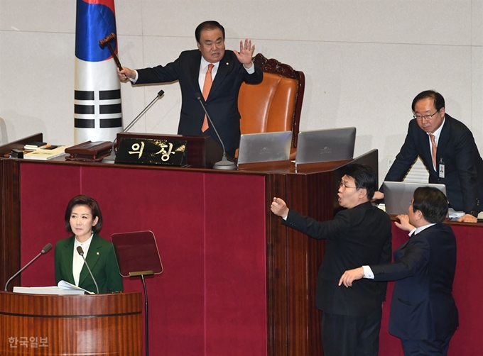 더불어민주당 의원들이 강하게 항의하자 자유한국당 정용기 정책위의장이 문희상 의장에게 제지를 요청하고 있다. 오대근기자