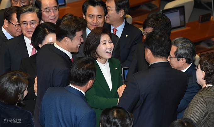 나경원 원내대표가 국회 본회의장에서 교섭단체 대표연설을 마치고 동료의원들의 인사를 받고 있다.