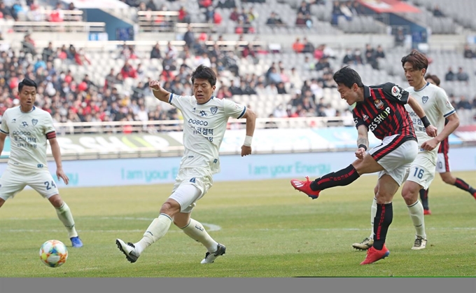 3일 오후 서울월드컵경기장에서 열린 2019 K리그1 FC서울과 포항 스틸러스의 경기. 서울 고광민이 슛을 시도하고 있다. 연합뉴스