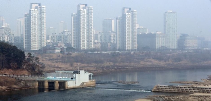 지난달 22일 환경부 4대강 조사평가 기획위원회가 해체가 바람직하다고 발표한 세종보 전경. 그 뒤로 신도심에 들어선 고층 아파트가 보인다. 연합뉴스.