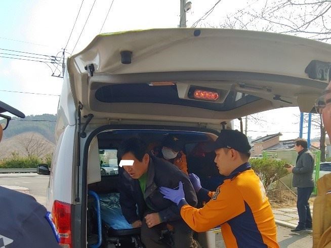 고 노무현 전 대통령 묘역이 있는 경남 김해시 봉하마을에서 부친 소유 재산 문제에 대한 재조사를 요구하며 지난 1월 25일부터 크레인 고공농성을 벌이던 권모(59·부산)씨가 고공농성 47일 만인 12일 오후 3시 10분 경찰이 새로운 의혹 증거에 대한 재조사를 하기로 하고, 농성을 풀었다. 사진은 권씨가 크레인에서 내려와 병원으로 이동하고 있다. 뉴시스