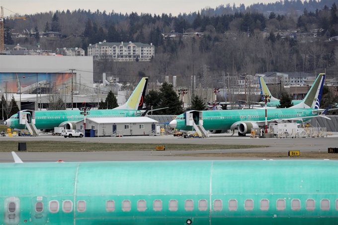 보잉의 최신 기종인 'B737-맥스(MAX) 8' 추락사고가 잇따라 발생하면서 안전성에 대한 논란이 이어지고 있는 가운데 11일(현지시간) 미 워싱턴주 렌턴의 보잉 조립공장에 보잉 737 맥스 항공기가 세워져 있다. 로이터 연합뉴스