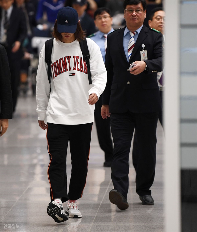 '성관계 몰카' 관련 가수 정준영이 12일 오후 인천국제공항 제2터미널로 입국하고 있다. 홍인기 기자