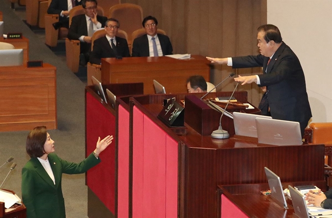 나경원(왼쪽) 자유한국당 원내대표가 12일 국회 본회의장에서 교섭단체 대표연설 도중 문희상 국회의장에게 항의하고 있다. 연합뉴스