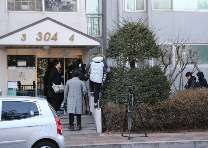 송명빈 마커그룹 대표가 13일 오전 숨진 사고 현장에 취재진이 몰려 있다. 연합뉴스